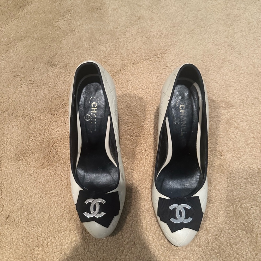 Women Chanel shoes size 38